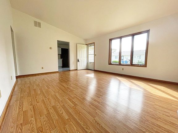 3rd image of 150 Meadows Cir #154