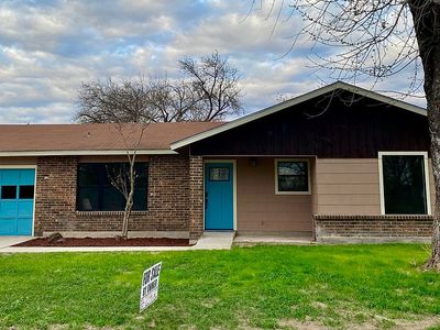 112 W Dilley Ave, Devine, TX, 78016