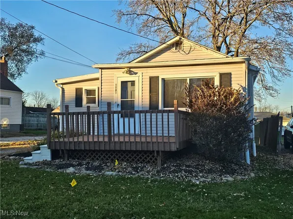 1081 Stratford St, Barberton, OH 44203