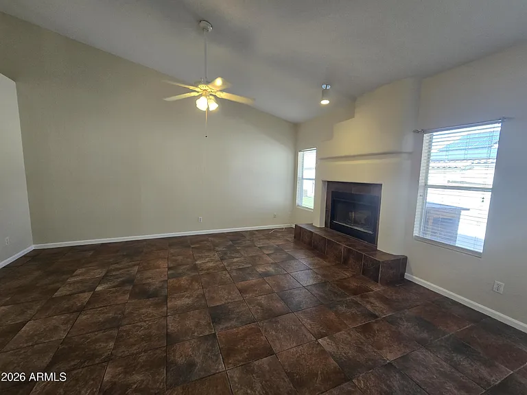 634 W Silver Creek Rd — Photo 9