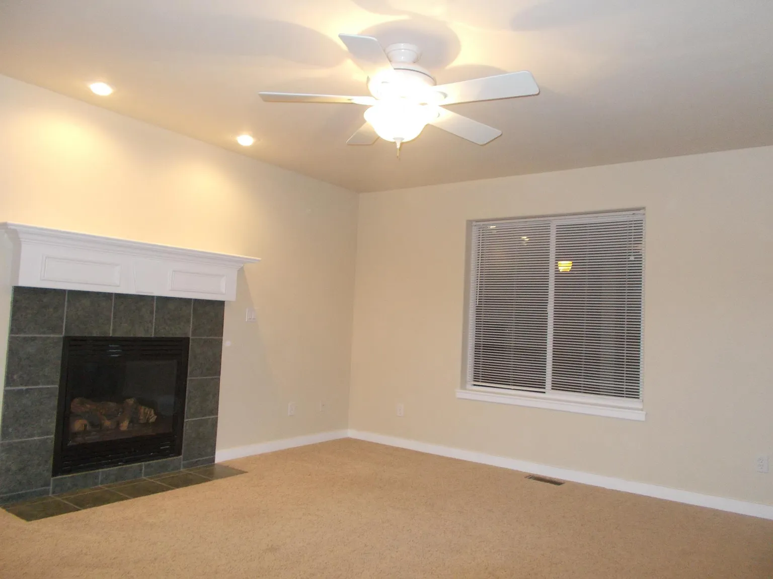 3 bed, 2.5 bath, 1630 sqft, $1,900 — Photo 4