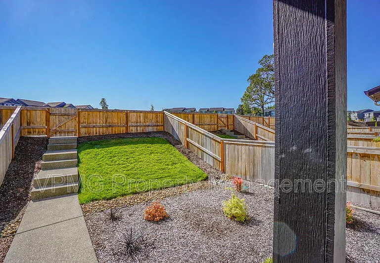 18402 NE 46th Pl — Photo 3