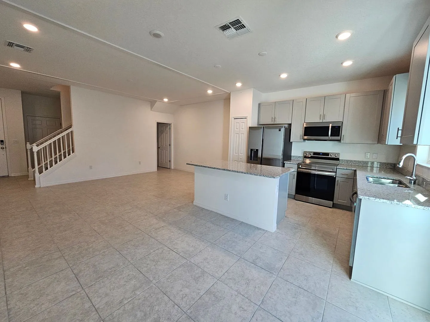 Fresh, Stylish & Ready To Welcome You Home In Wesley Chapel!! — Photo 4