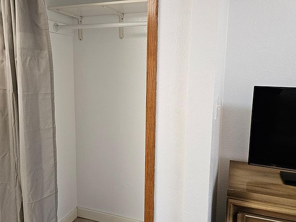 5th image of 2172 Como Ave APT 1
