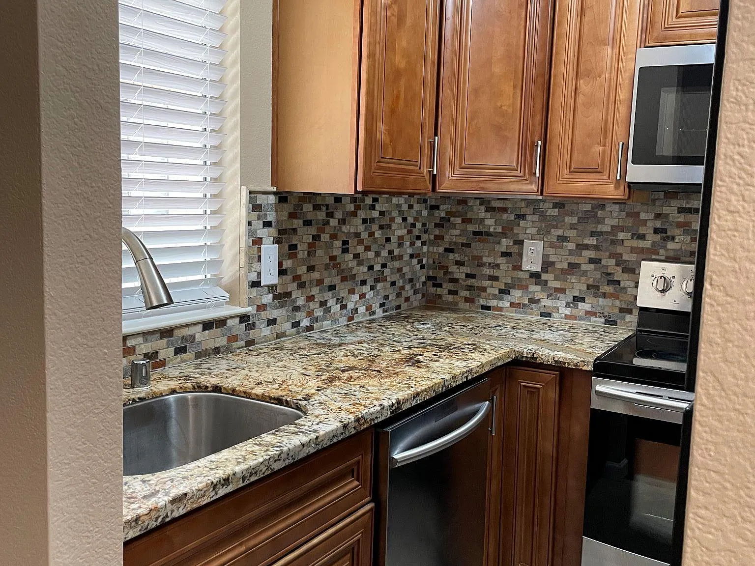 2 bed, 1.5 bath, 900 sqft, $2,675 — Photo 2