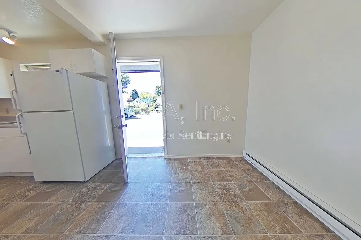 Building Photo - 725 SW 13th St #4