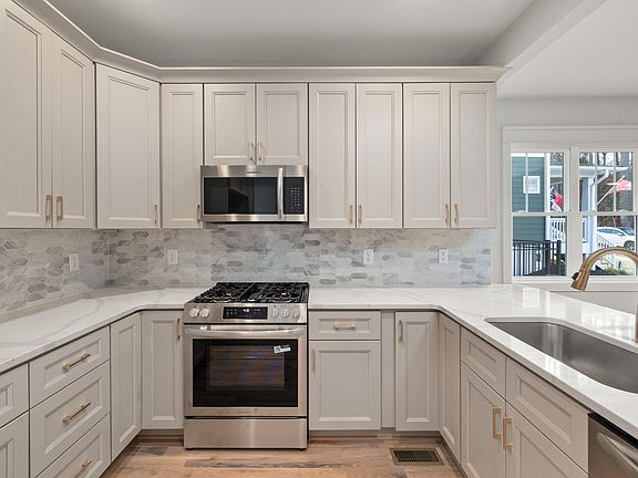 4th image of 596 Hemlock Ave