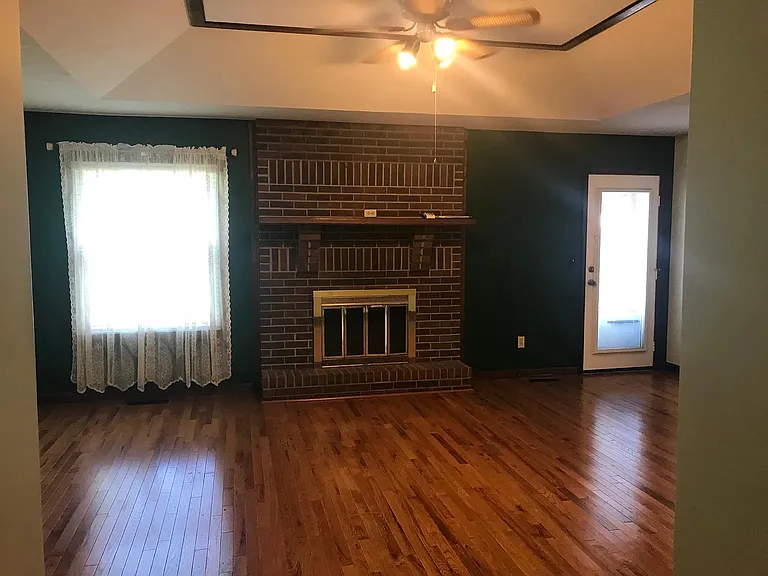 904 Fort Ct — Photo 3