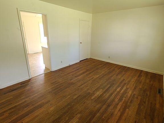 2nd image of 823 W 14th St