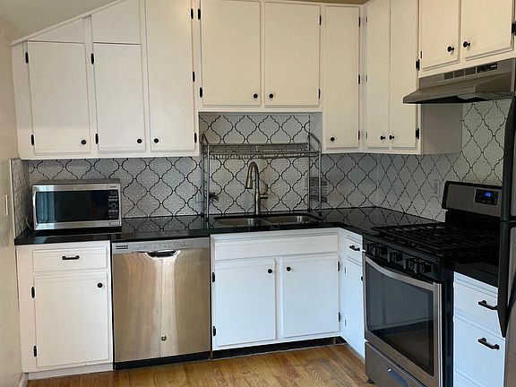 2nd image of 1439 Baker St