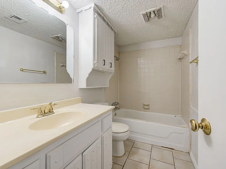 1009 NE 6th St — Photo 17