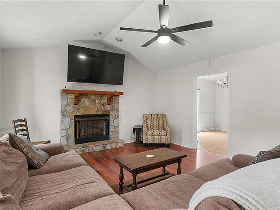 3rd image of 1085 Woodbury Rd