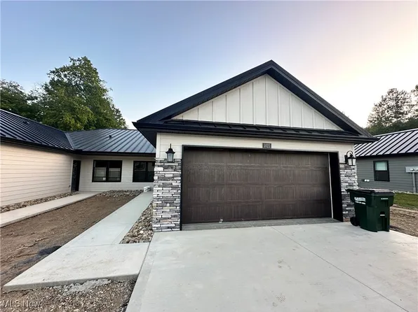 1021 Sycamore Ln, Millersburg, OH 44654