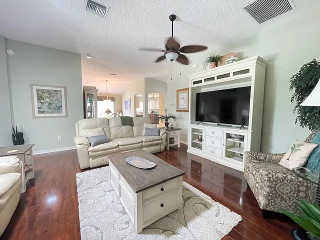 2126 Sansores St — Photo 15