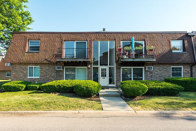 1st image of 695 Grove Dr APT 105