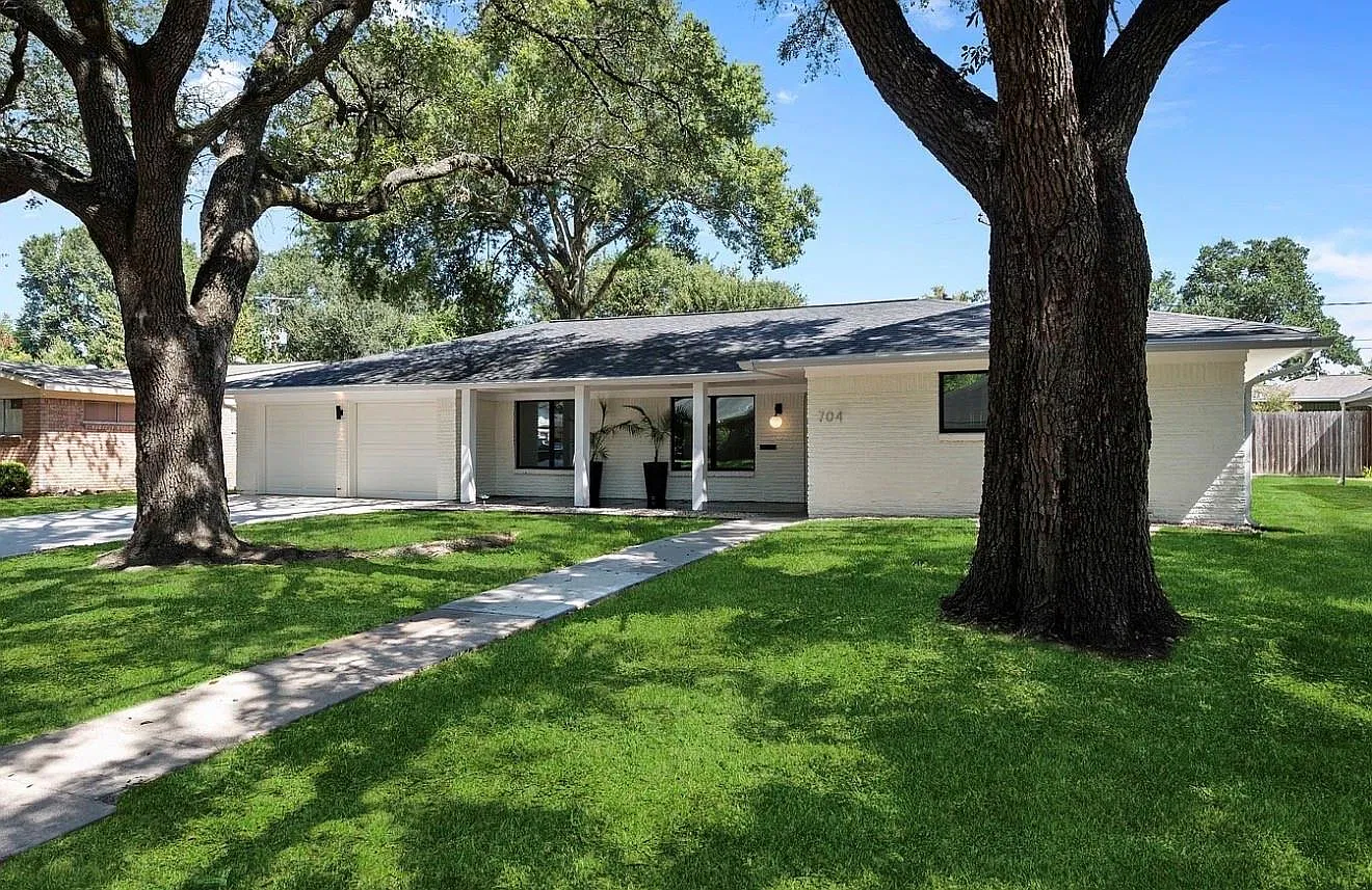 3 bed, 2.0 bath, 1991 sqft, $2,500 — Photo 2