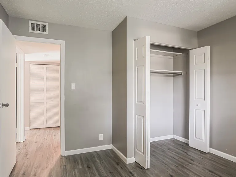 Rivershore Apartments — Photo 31
