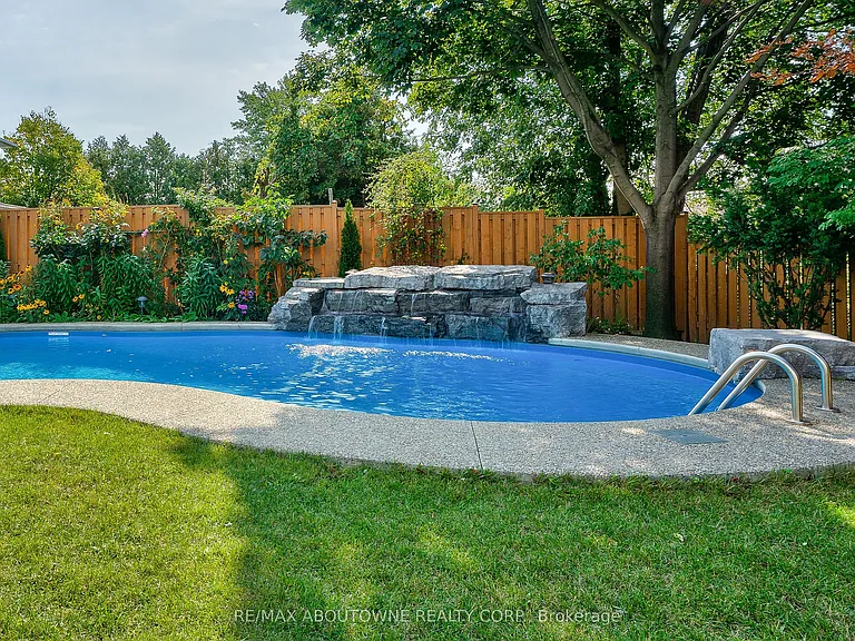 3301 Nadine Cres — Photo 43