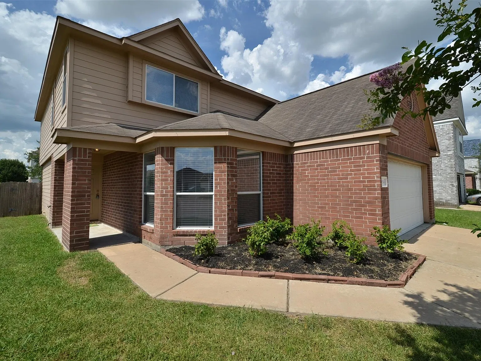 4 bed, 3.0 bath, 2301 sqft, $1,900 — Photo 3