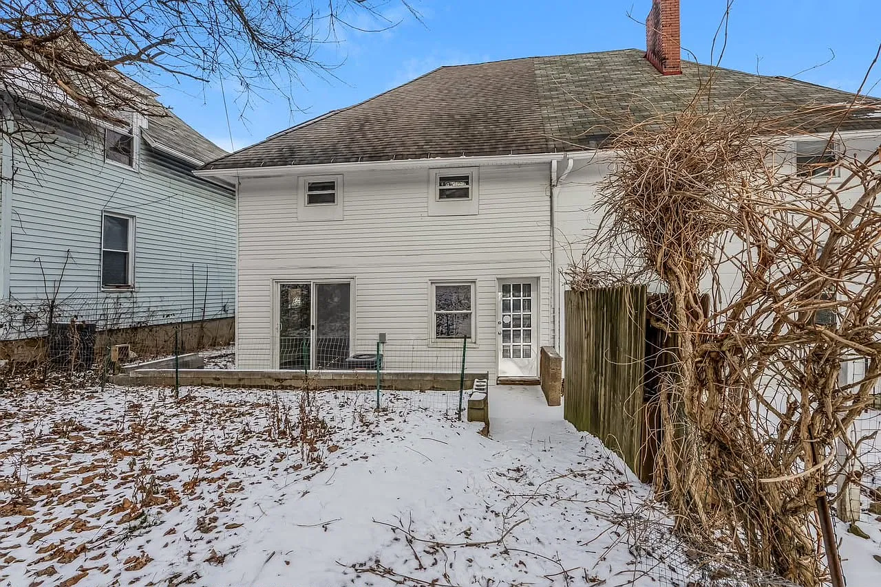 3 bed, 1288 sqft, $955 — Photo 1