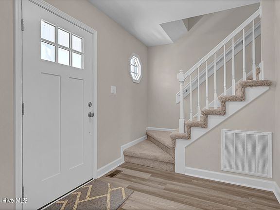 5th image of 514 Raintree Road