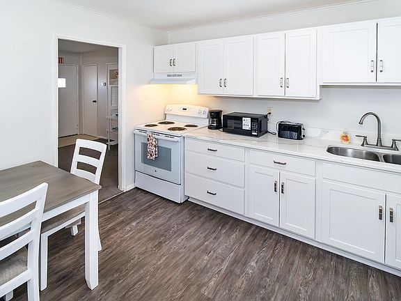 5th image of 721 Bryan Rd