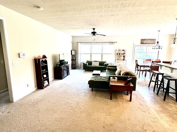 4th image of 876 Westlawn Dr