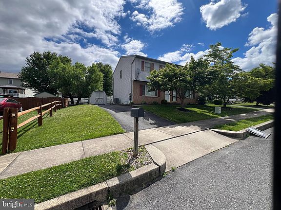 3rd image of 209 Hickory Dr