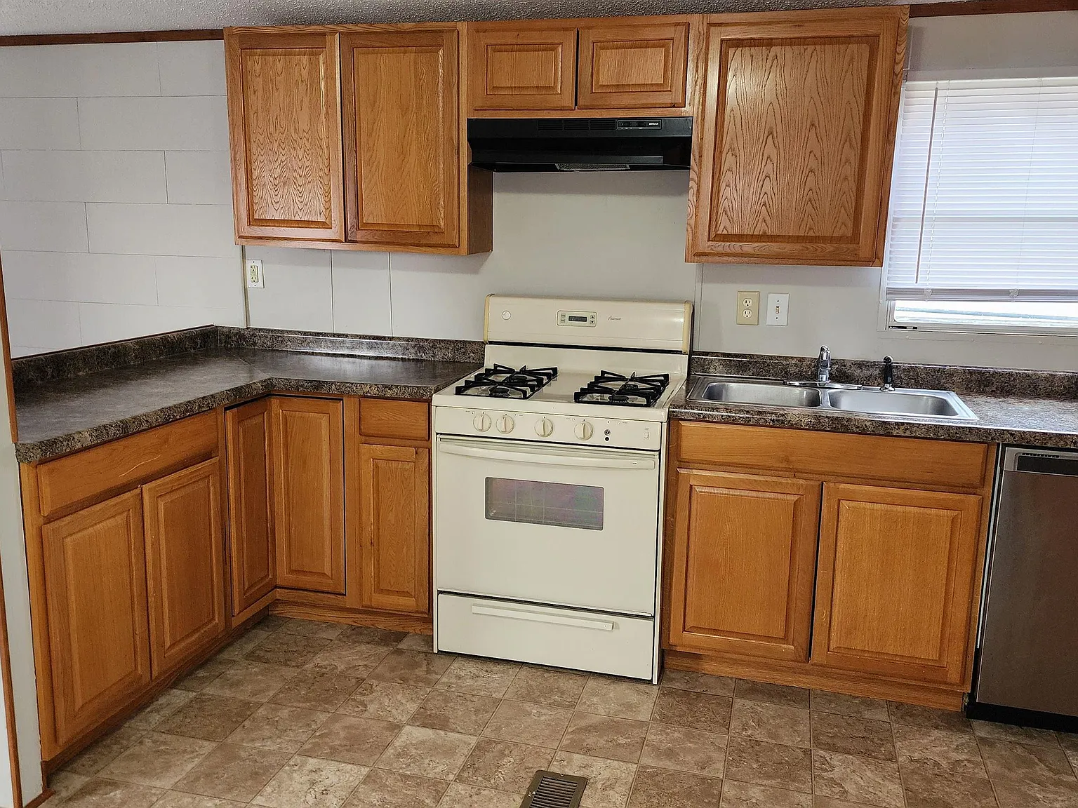 3 bed, 2.0 bath, 1225 sqft, $900 — Photo 3