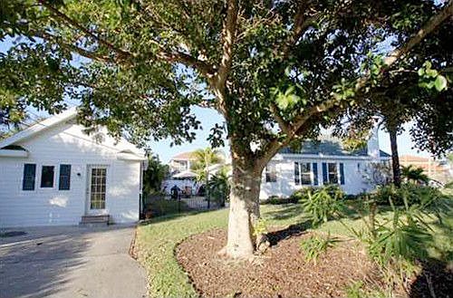 1st image of 800 Narcissus Ave