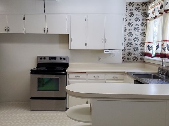 3rd image of 2503 Highland Dr NE
