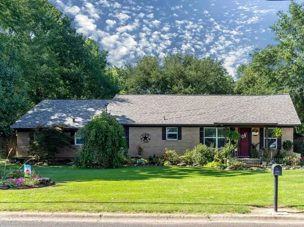 2812 Greenhills Dr, Kilgore, TX 75662