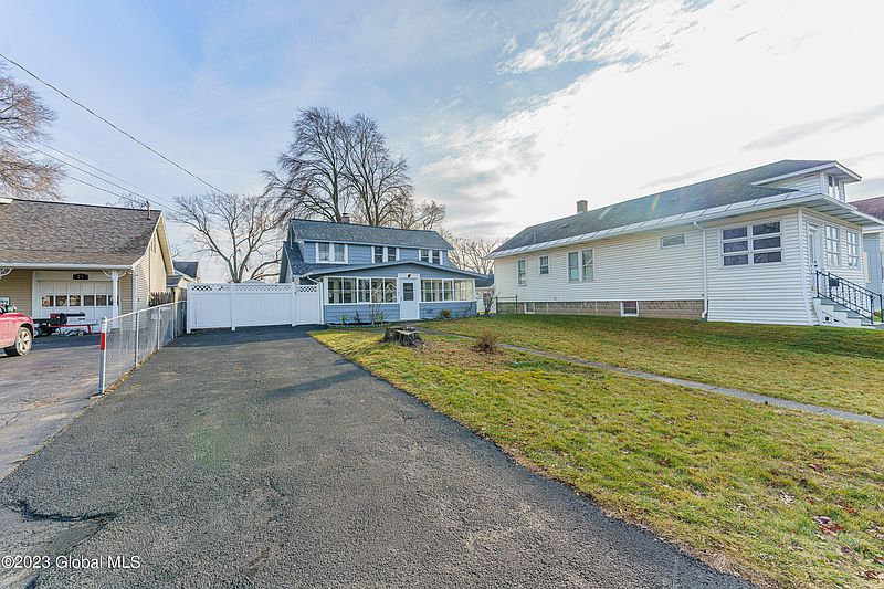 3rd image of 27 McNutt Avenue