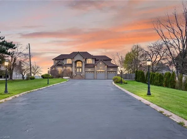 803 Ridge Rd, Hamilton, ON L8J 2Y3