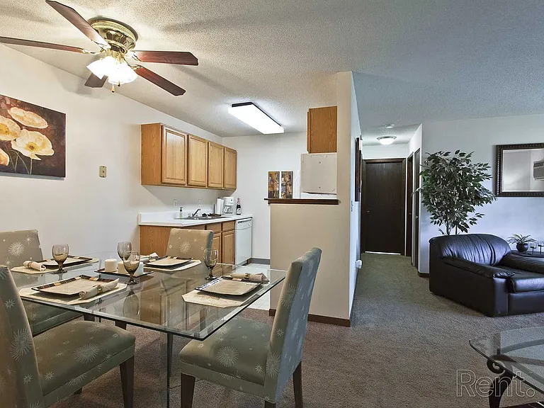 Lake Cove Village Apartments — Photo 24