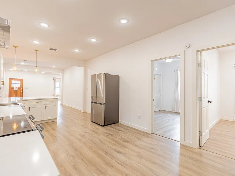 1010 Burnet St — Photo 16