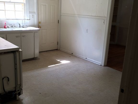 3rd image of 828 College Ave