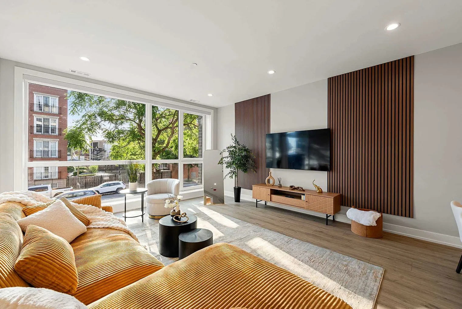 2 bed, 2.0 bath, 1496 sqft, $3,709 — Photo 4
