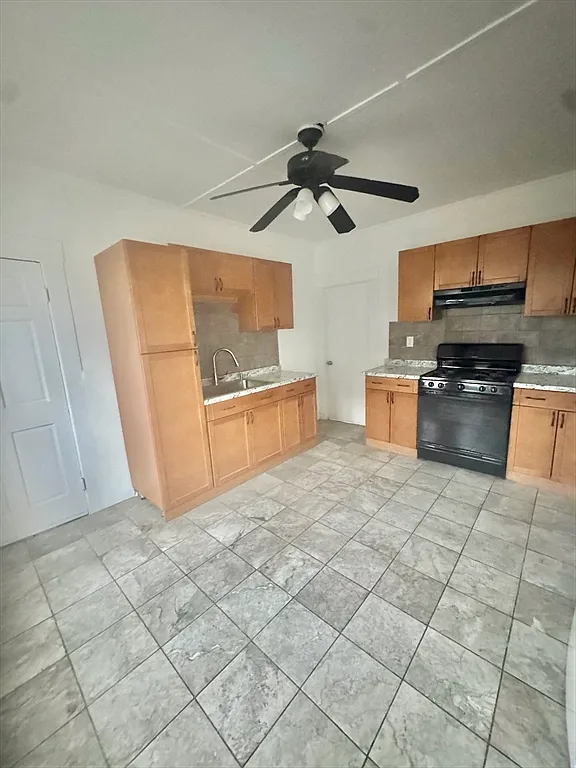 3 bed, 1.0 bath, 920 sqft, $3,200 — Photo 4