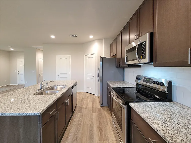 942 Amesbury Ct — Photo 10