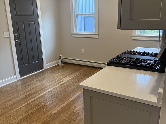 3rd image of 138 Allen St Floor 1