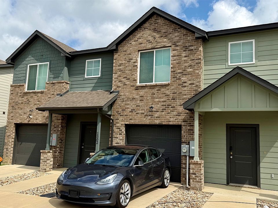 1st image of 1301-1302 Boxwood Dr