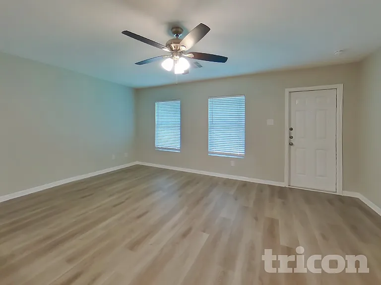 10050 Cerritos Dr — Photo 2