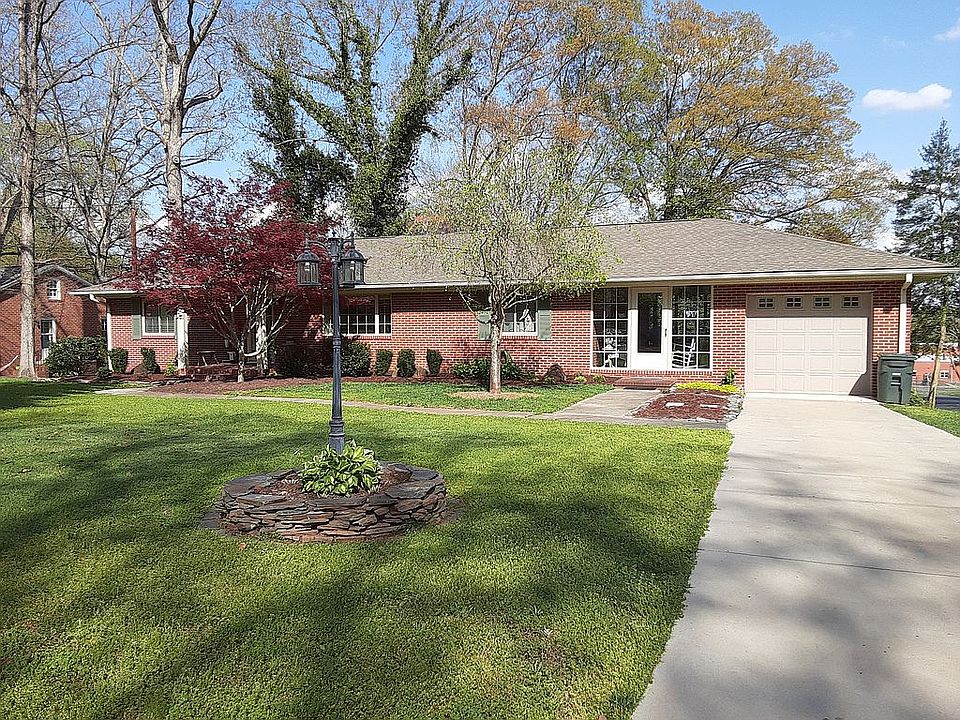 1st image of 810 Oakwood Dr
