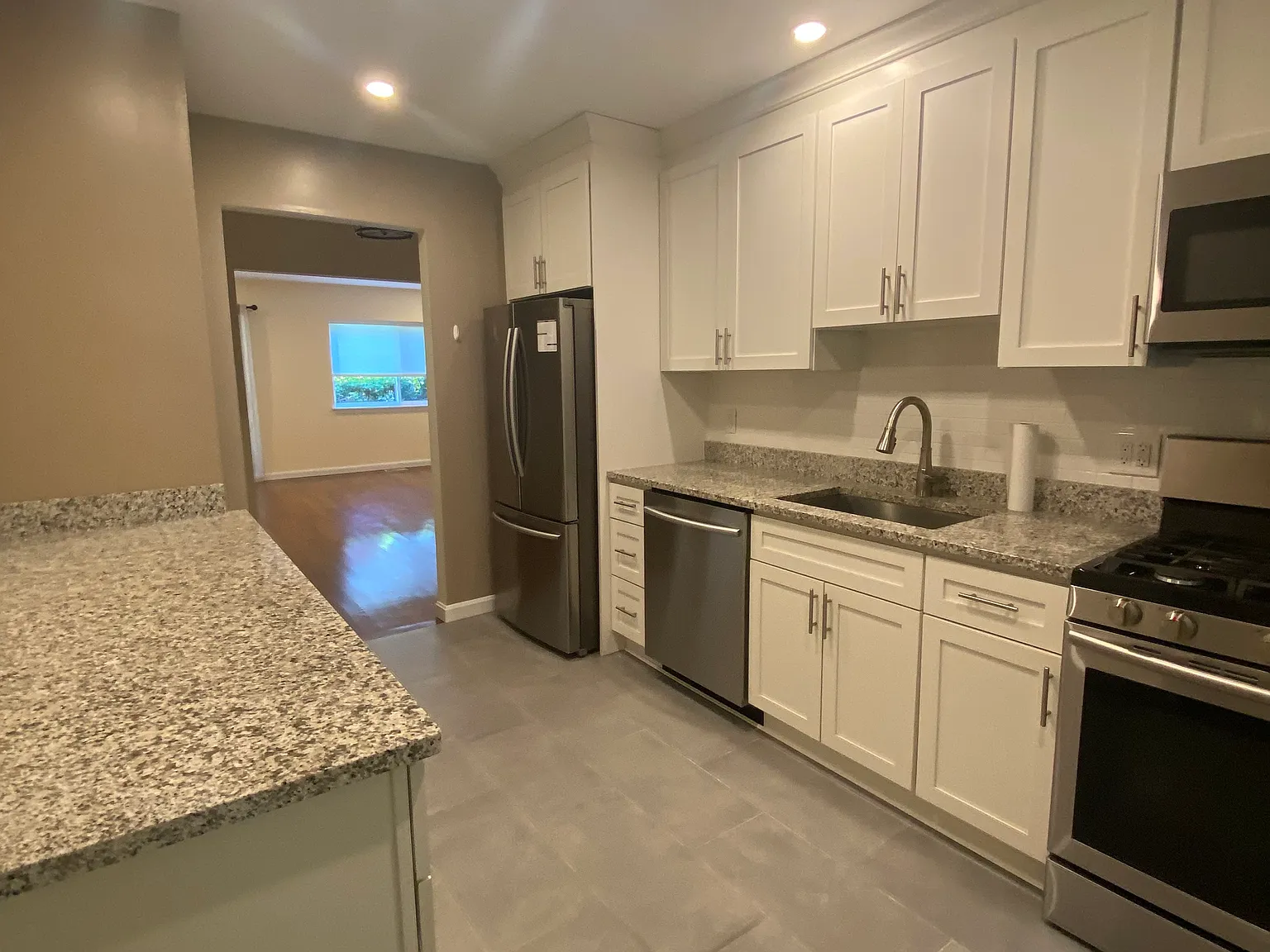2 bed, 877 sqft, $2,600 — Photo 4