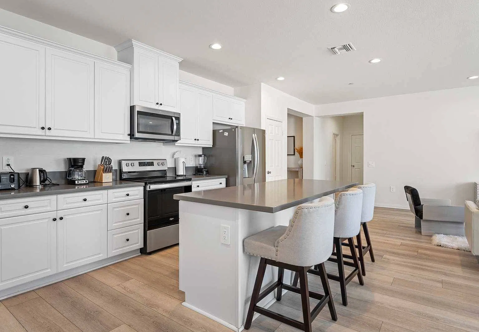 5 bed, 2800 sqft, $7,200 — Photo 3
