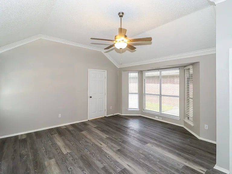 2407 Springfield Dr — Photo 11