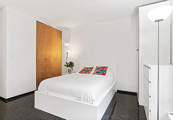 4th image of 161 W 61st St APT 11D