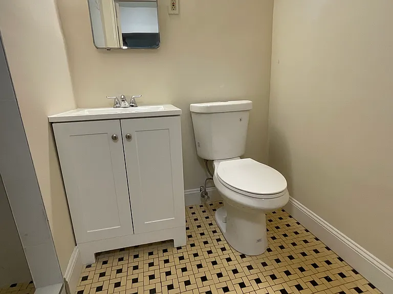 Country Club Apartments — Photo 8