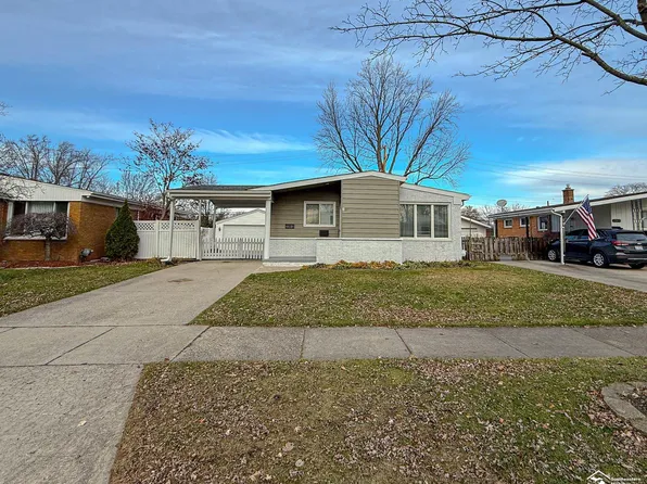 22813 Saint Joan St, Saint Clair Shores, MI 48080